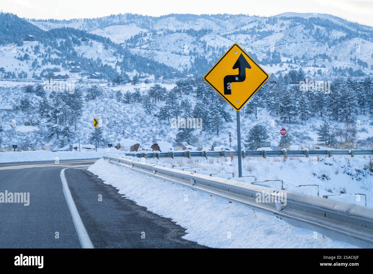 Winterliche Fahrt in den Ausläufern von Colorado in der Nähe von Fort Collins Stockfoto
