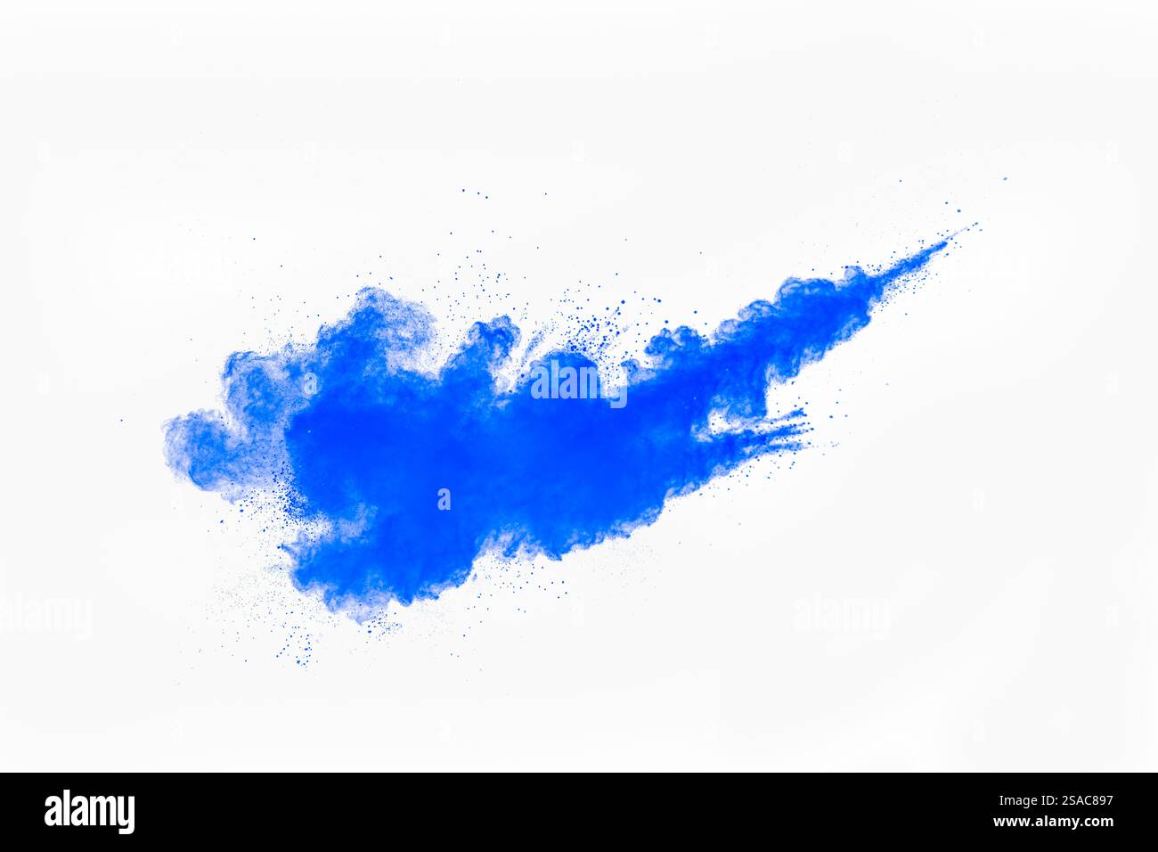 Blaue Rauchwolke schwebt in der Luft Stockfoto