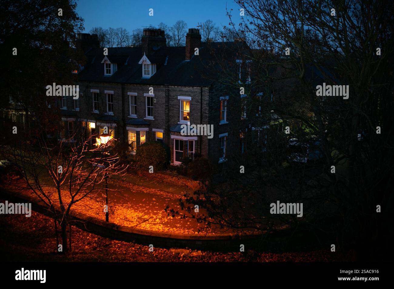 Dämmerung und Lichter und Heizung werden in einer Terrassenstraße in York, North Yorkshire, eingeschaltet, da die Treibstoffkosten im Winter steigen, wenn das Winterwetter das Wetter erreicht Stockfoto
