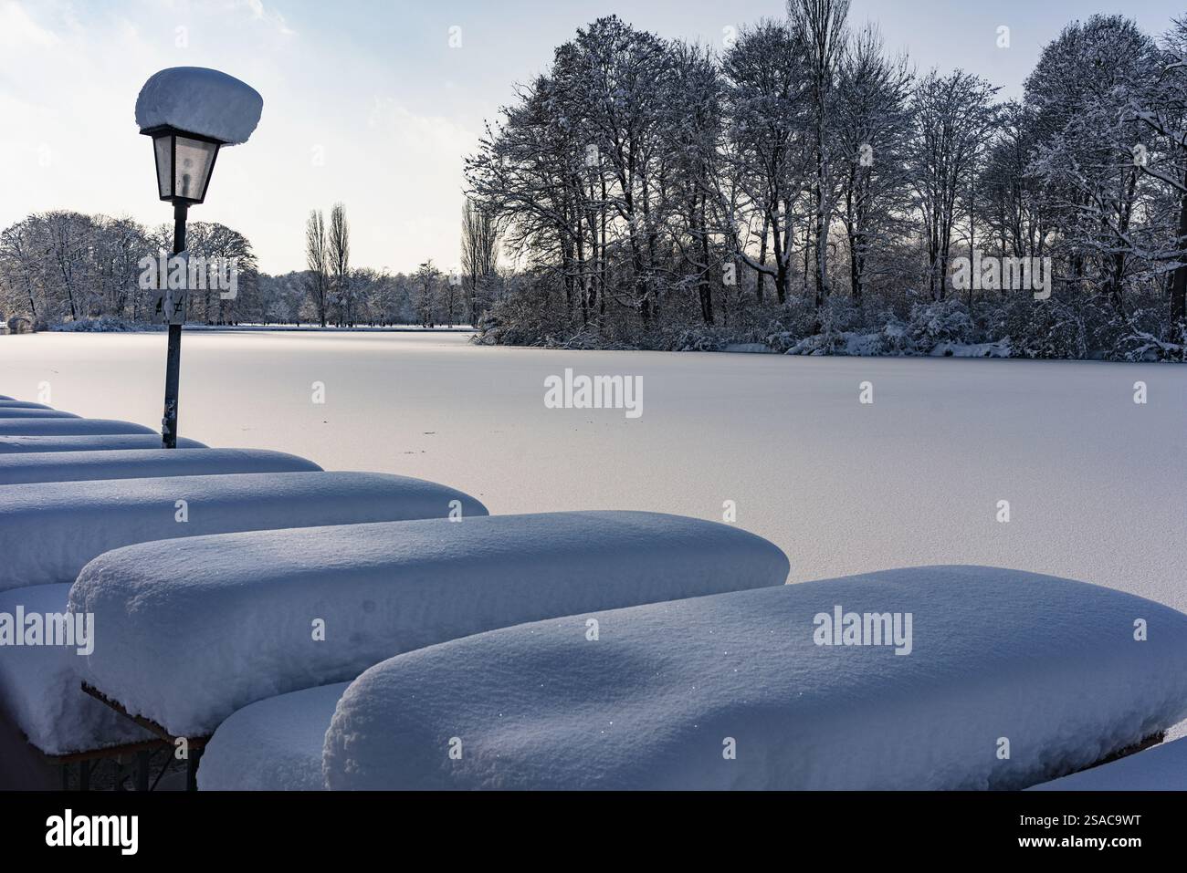 Schnee auf Tischen und Laternen, Biergarten des Seehauses, Kleinhesseloher See, Winter mit Schnee im südlichen Teil des Englischen Gartens, München, BAV Stockfoto