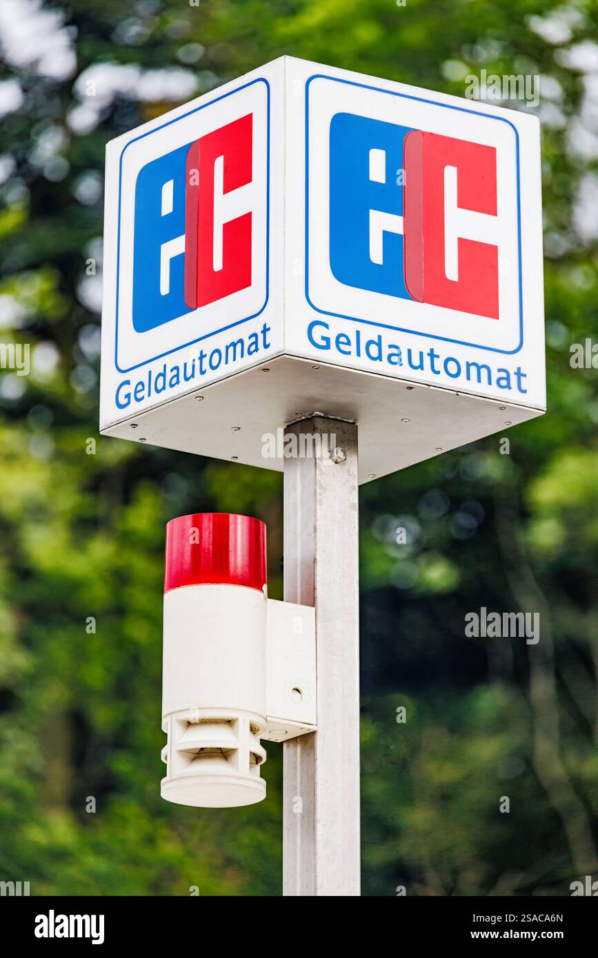 WETZLAR, DEUTSCHLAND - 05. JULI 2024: ec-Zeichen (elektronisches Bargeld) bei deutscher Bank. Elektronisches Bargeld ist das Debitkartensystem der deutschen Kreditwirtschaft C Stockfoto