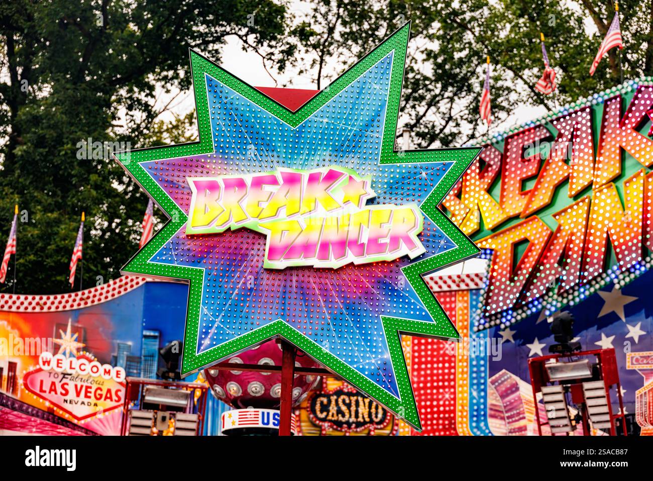 WETZLAR, DEUTSCHLAND - 05. JULI 2024: Bunte BREAK-TÄNZERIN mit leuchtenden Lichtern in einem fairen Vergnügungspark in Deutschland. Stockfoto