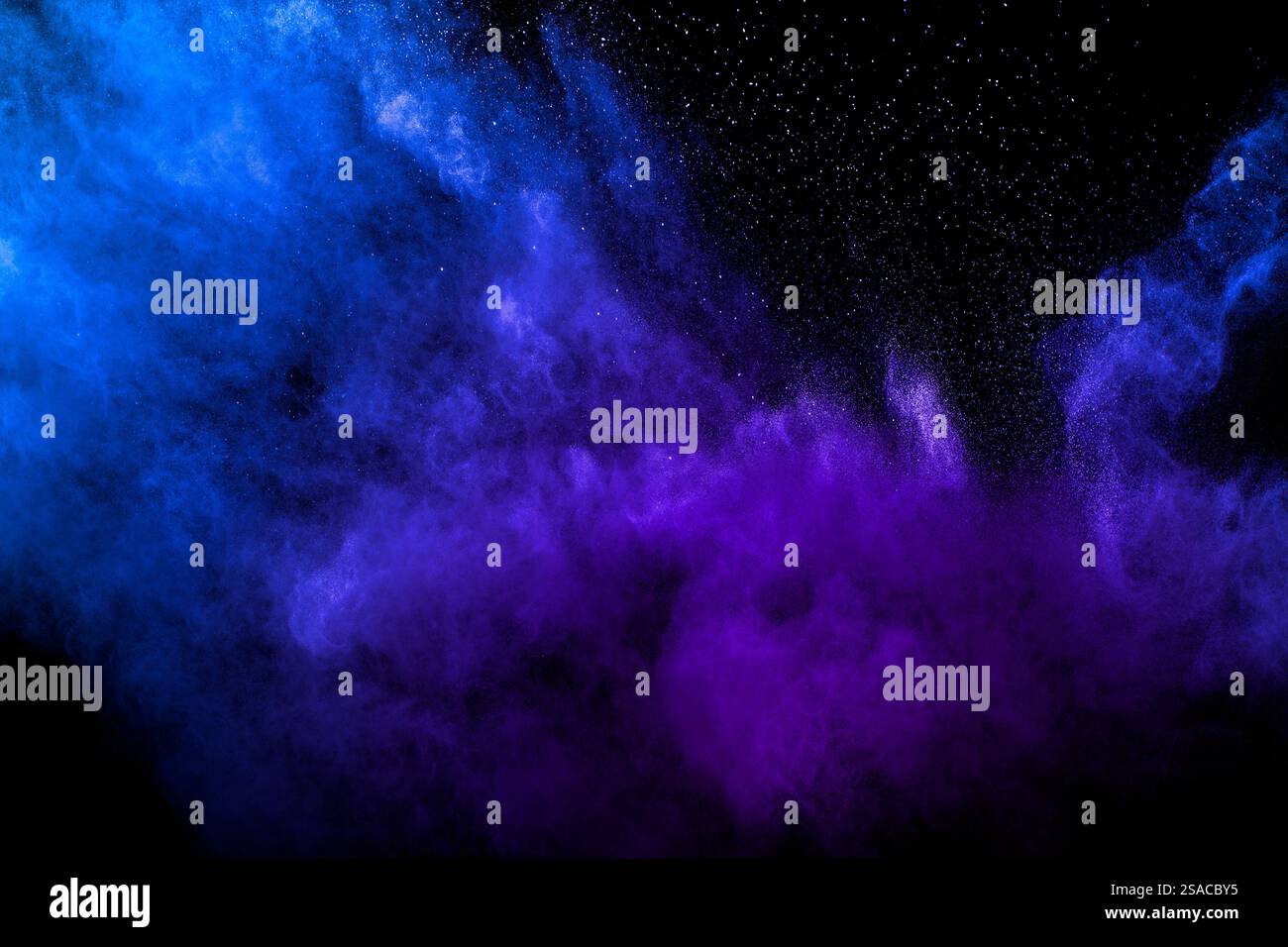 Blaue und violette Rauchwolke mit Sternen im Hintergrund Stockfoto