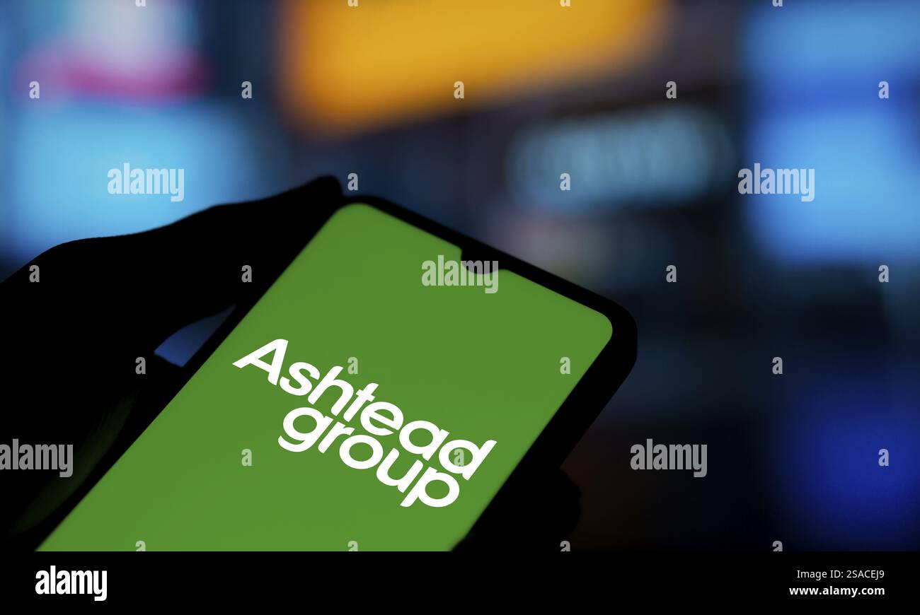 Das Logo der Ashtead-Gruppe ist auf dem Smartphone verteilt. Die Ashtead Group Public Limited Company ist ein britisches Verleihunternehmen für Industrieausrüstung Stockfoto