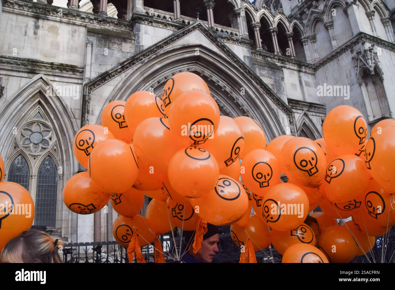 London, England, Großbritannien. Januar 2025. Demonstranten halten Ballons mit dem JSO-Logo vor den königlichen Justizgerichten, um Just Stop-Ölaktivisten zu unterstützen, die gegen ihre Verurteilungen Berufung einlegen. 16 Aktivisten, bekannt als „Lord Walney 16“, wurden wegen Klimaprotesten inhaftiert. (Kreditbild: © Vuk Valcic/ZUMA Press Wire) NUR REDAKTIONELLE VERWENDUNG! Nicht für kommerzielle ZWECKE! Stockfoto
