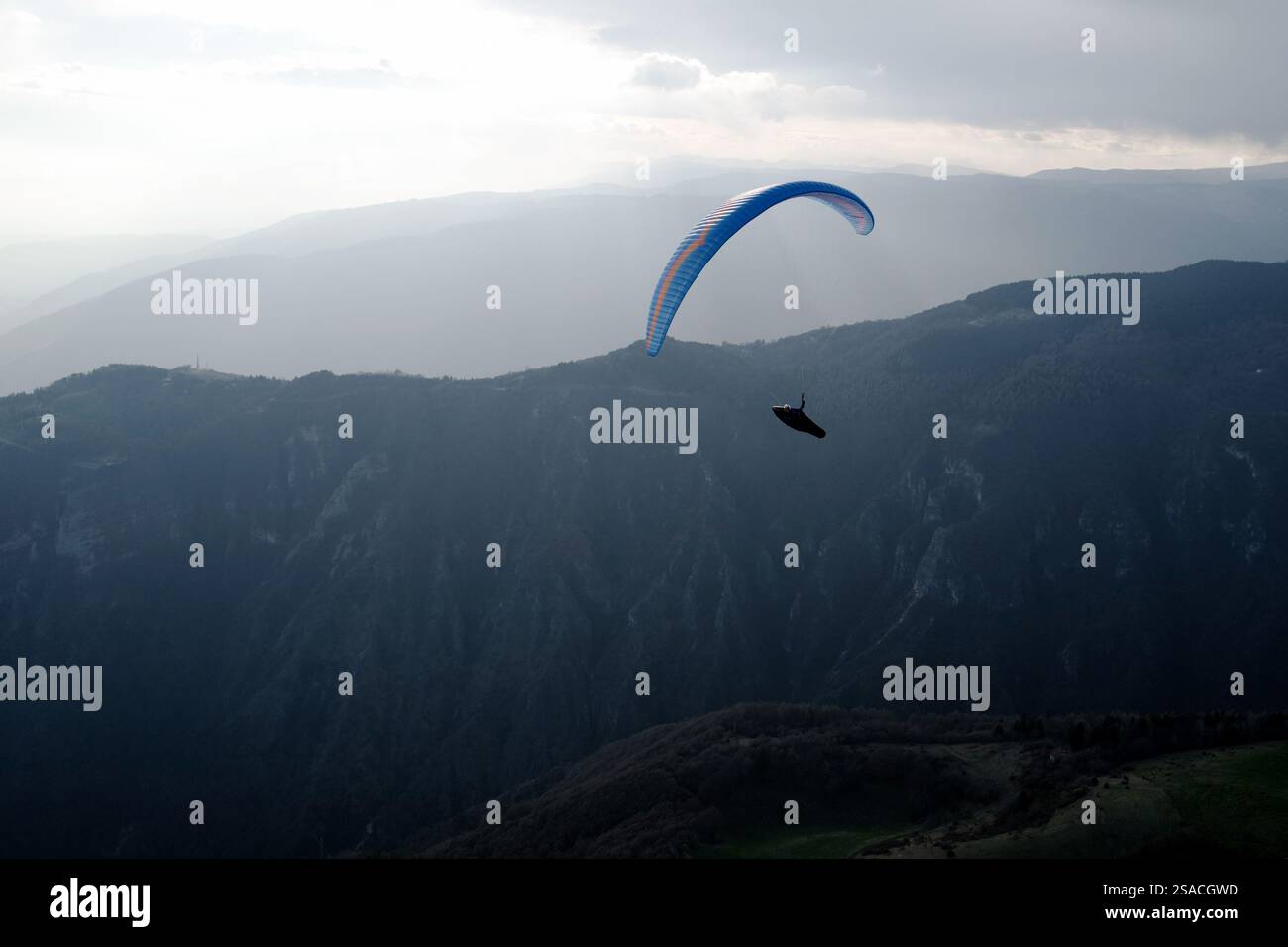 Aus der Vogelperspektive eines Gleitschirms, der über den Bergrücken in der Nähe von Bassano del Grappa, Italien, fliegt Stockfoto