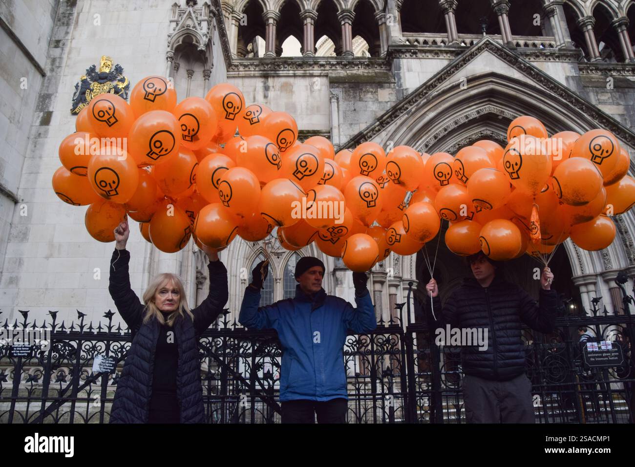 London, England, Großbritannien. Januar 2025. Demonstranten halten Ballons mit dem JSO-Logo vor den königlichen Justizgerichten, um Just Stop-Ölaktivisten zu unterstützen, die gegen ihre Verurteilungen Berufung einlegen. 16 Aktivisten, bekannt als „Lord Walney 16“, wurden wegen Klimaprotesten inhaftiert. (Kreditbild: © Vuk Valcic/ZUMA Press Wire) NUR REDAKTIONELLE VERWENDUNG! Nicht für kommerzielle ZWECKE! Stockfoto