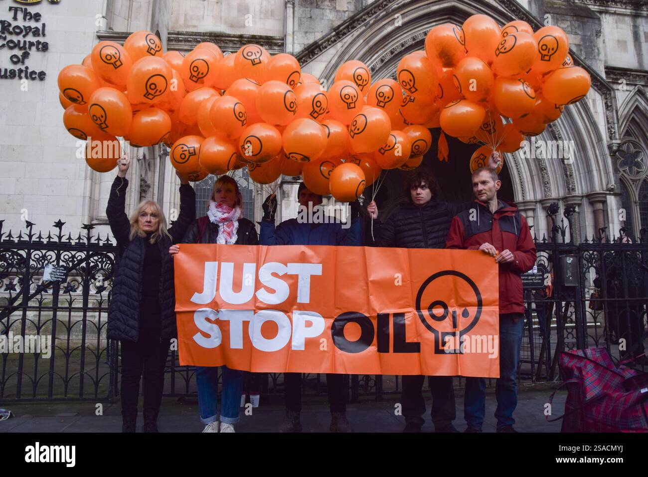 London, England, Großbritannien. Januar 2025. Demonstranten halten Ballons mit dem JSO-Logo vor den königlichen Justizgerichten, um Just Stop-Ölaktivisten zu unterstützen, die gegen ihre Verurteilungen Berufung einlegen. 16 Aktivisten, bekannt als „Lord Walney 16“, wurden wegen Klimaprotesten inhaftiert. (Kreditbild: © Vuk Valcic/ZUMA Press Wire) NUR REDAKTIONELLE VERWENDUNG! Nicht für kommerzielle ZWECKE! Stockfoto