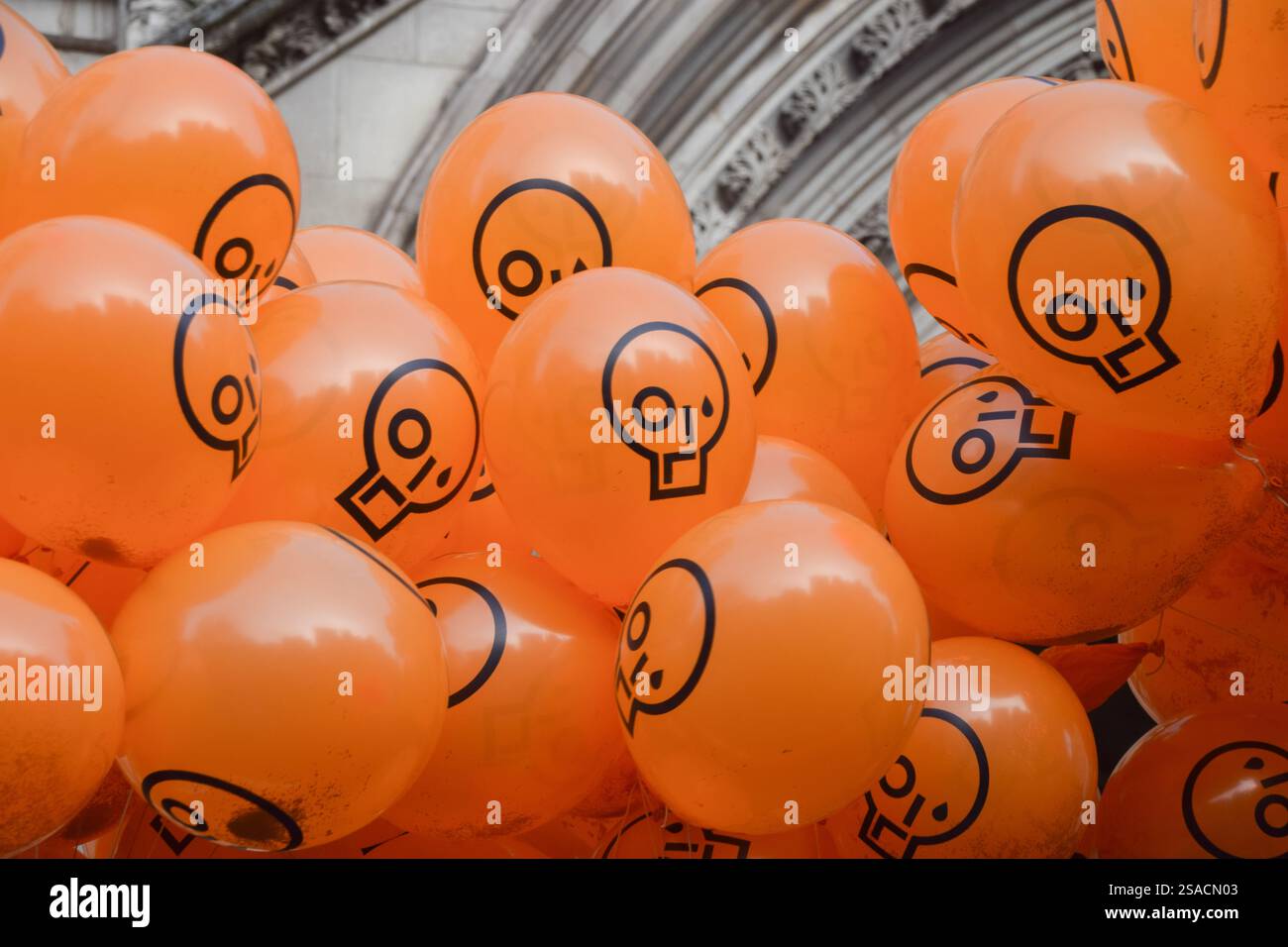 London, England, Großbritannien. Januar 2025. Demonstranten halten Ballons mit dem JSO-Logo vor den königlichen Justizgerichten, um Just Stop-Ölaktivisten zu unterstützen, die gegen ihre Verurteilungen Berufung einlegen. 16 Aktivisten, bekannt als „Lord Walney 16“, wurden wegen Klimaprotesten inhaftiert. (Kreditbild: © Vuk Valcic/ZUMA Press Wire) NUR REDAKTIONELLE VERWENDUNG! Nicht für kommerzielle ZWECKE! Stockfoto