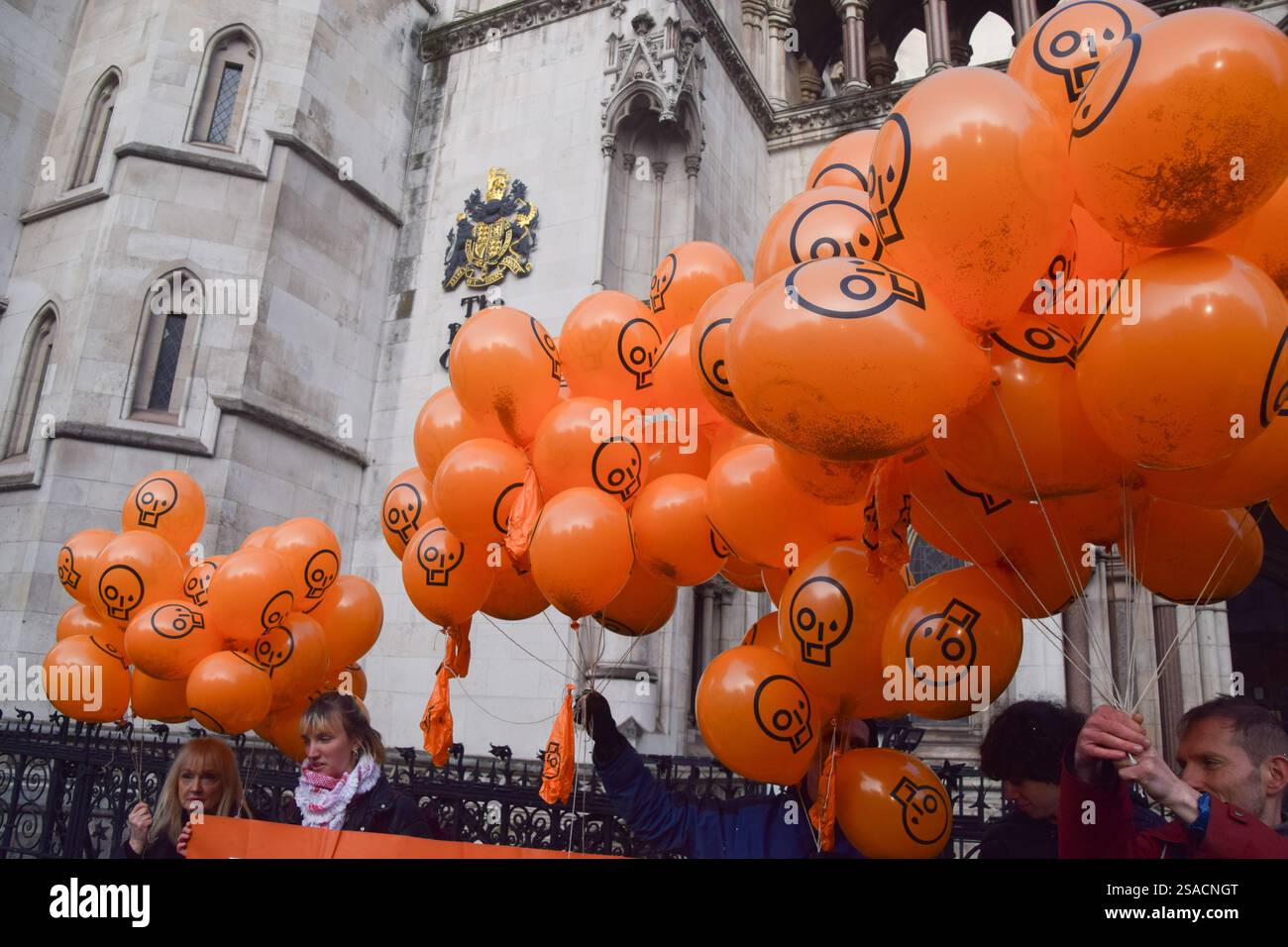 London, England, Großbritannien. Januar 2025. Demonstranten halten Ballons mit dem JSO-Logo vor den königlichen Justizgerichten, um Just Stop-Ölaktivisten zu unterstützen, die gegen ihre Verurteilungen Berufung einlegen. 16 Aktivisten, bekannt als „Lord Walney 16“, wurden wegen Klimaprotesten inhaftiert. (Kreditbild: © Vuk Valcic/ZUMA Press Wire) NUR REDAKTIONELLE VERWENDUNG! Nicht für kommerzielle ZWECKE! Stockfoto