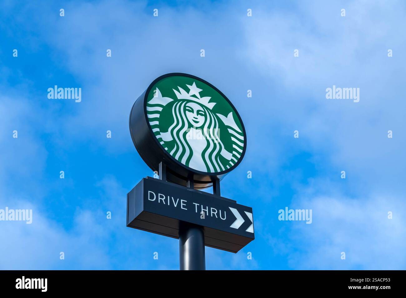 Mittwochs, Großbritannien – 20. Januar 2025: Externe Beschilderung der US-Kaffeekette Starbucks im Bentley Bridge Retail Park in der Nähe von Wolverhampton, Großbritannien Stockfoto