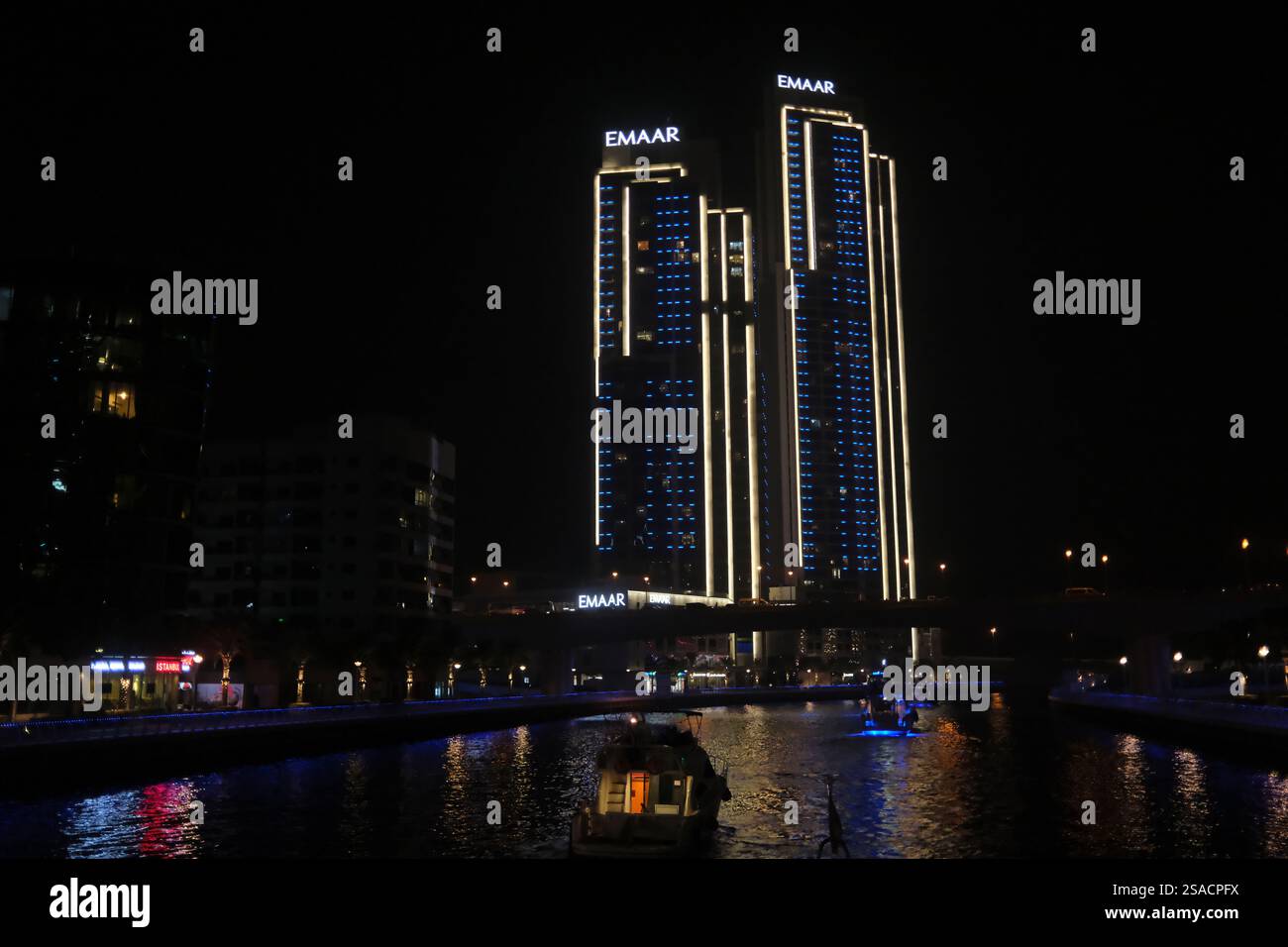 Nächtliche Skyline des Wohnviertels Dubai Marina. Dubai, VAE, Vereinigte Arabische Emirate. Stockfoto
