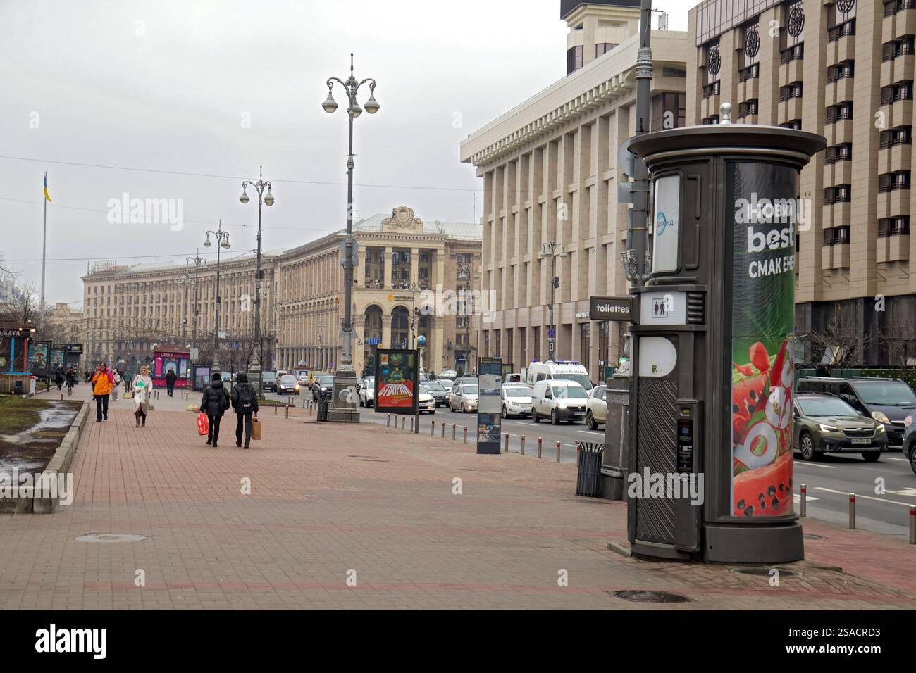 KIEW, UKRAINE - 24. JANUAR 2025 - Menschen laufen entlang der Chreshtschatjk Straße in Kiew, Hauptstadt der Ukraine. (Foto: Eugen Kotenko/Ukrinform) Stockfoto