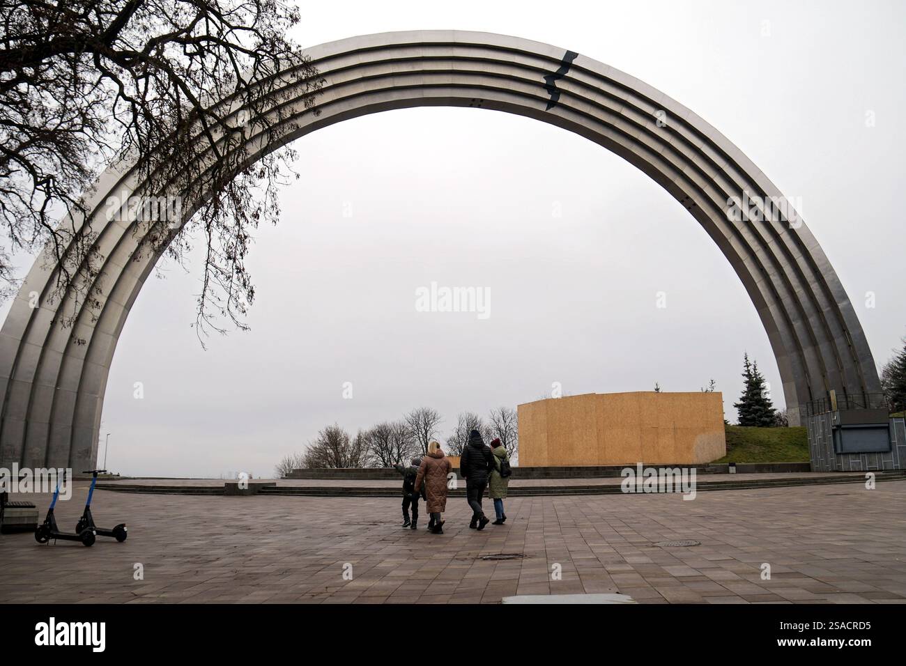 KIEW, UKRAINE - 24. JANUAR 2025 - der Bogen der Freiheit des ukrainischen Volkes befindet sich in der Nähe des Flusses Dnipro in Kiew, Hauptstadt der Ukraine. (Foto: Eugen Kotenko/Ukrinform) Stockfoto
