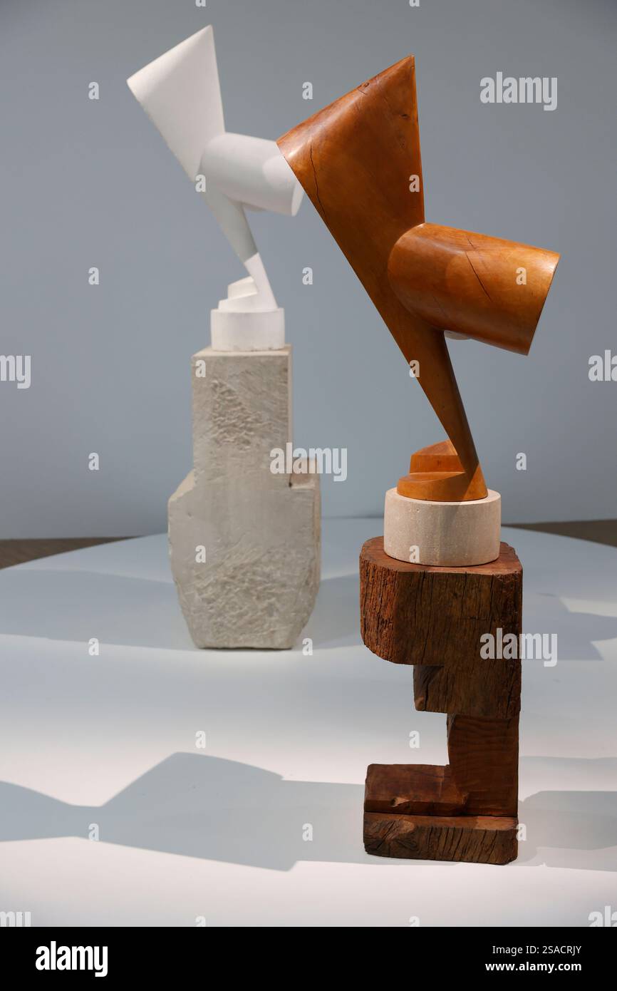 Brancusi Ausstellung im Zentrum von Pompidou, Paris, Frankreich. Chien de Garde (Wachhund), um 1924, Walnussbaum, und La Sorci Re (die Zauberin), 1916-24, Stockfoto