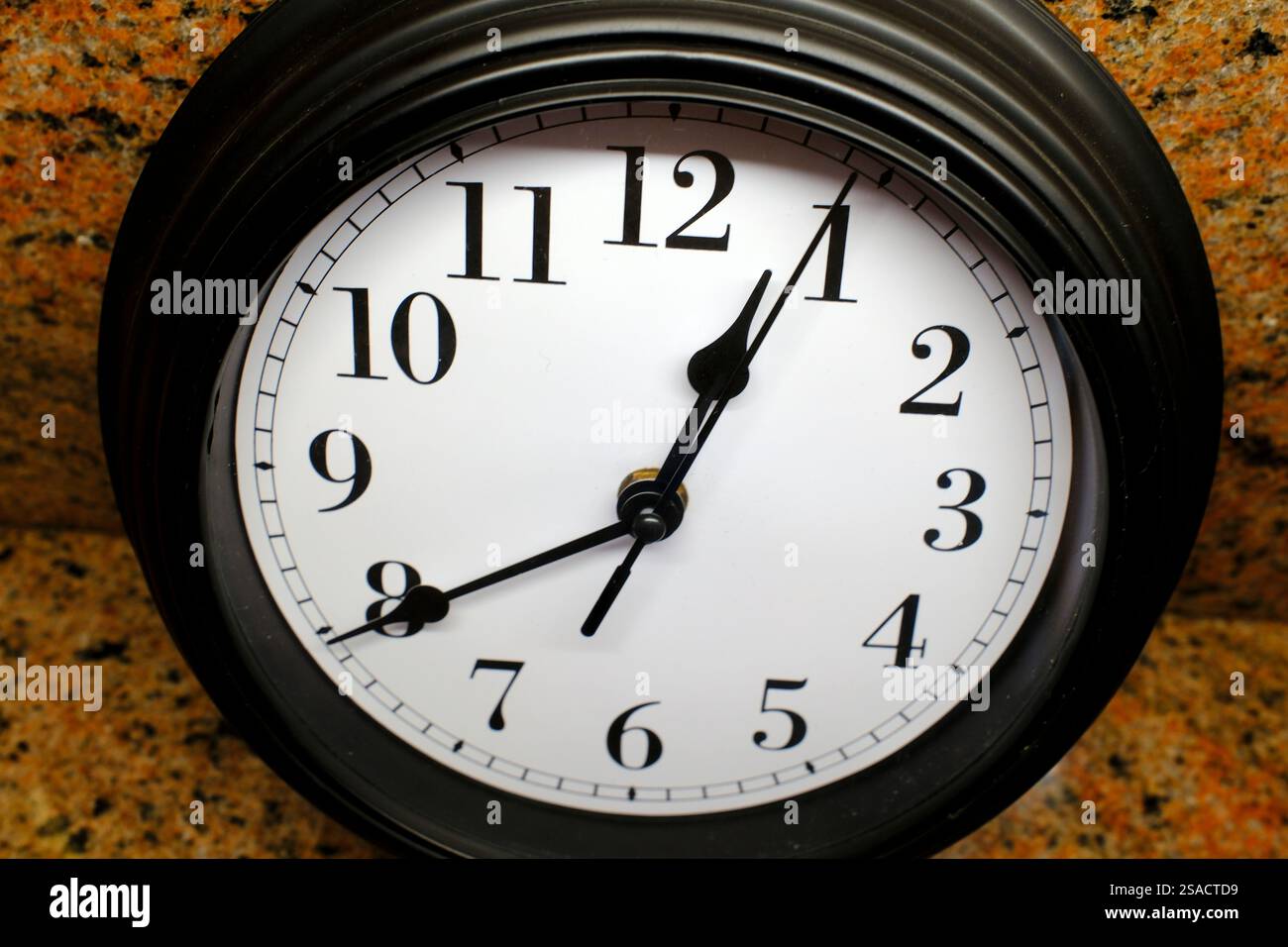 Uhr an einer Wand. Stunden, Minuten und Sekunden. Frankreich. Stockfoto