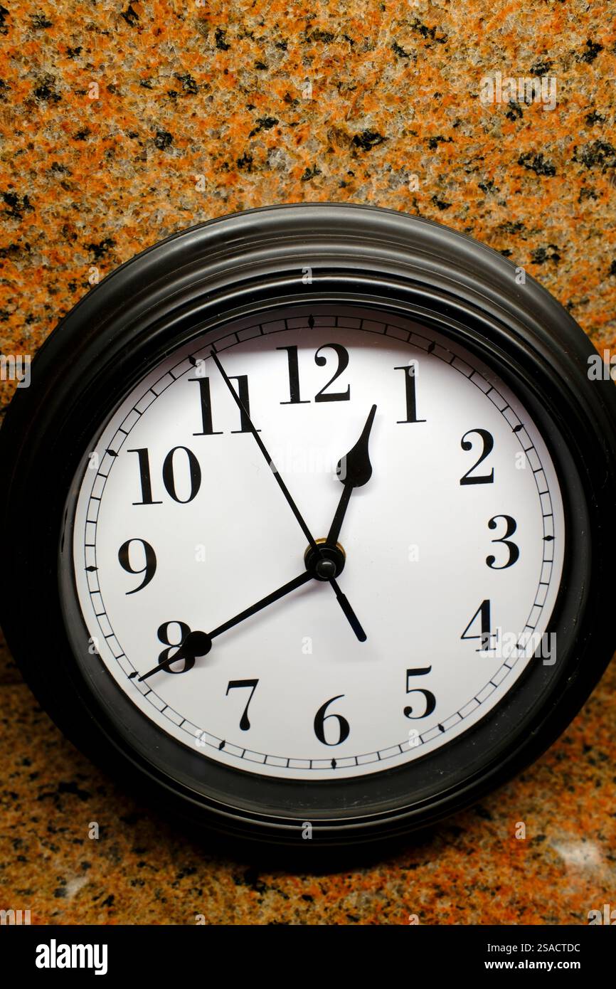 Uhr an einer Wand. Stunden, Minuten und Sekunden. Frankreich. Stockfoto