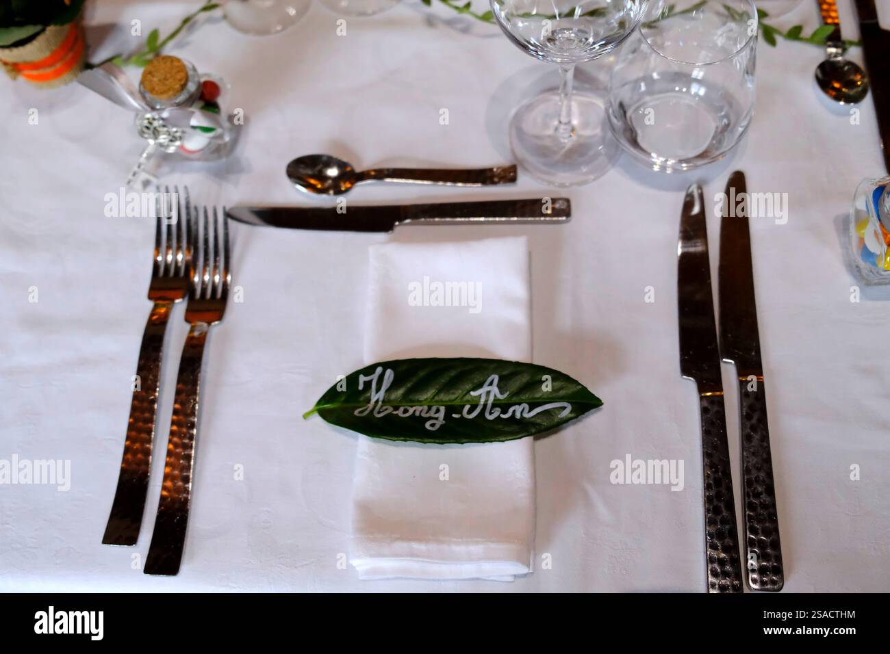 Tisch für ein Hochzeitsessen dekoriert. St. Gervais. Frankreich. Stockfoto