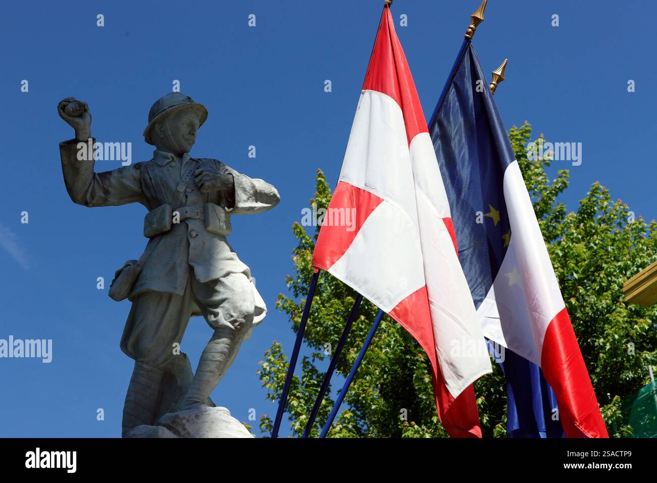 Feierlichkeiten zum 14. Juli, dem französischen Nationalfeiertag. Kriegsdenkmäler und Flaggen. St. Gervais. Frankreich. Stockfoto