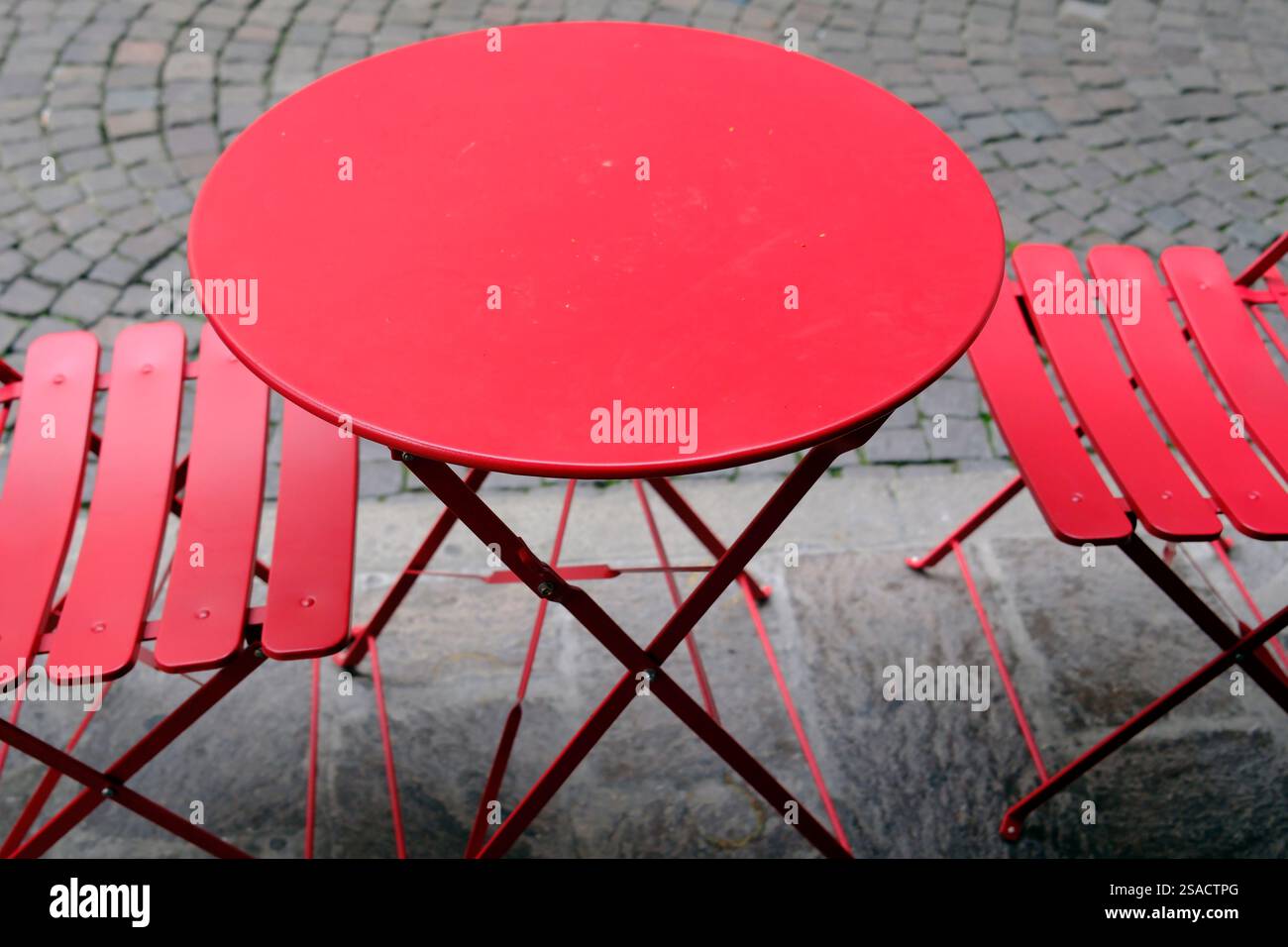 Roter Tisch und zwei Stühle. Restaurant. Italien. Stockfoto