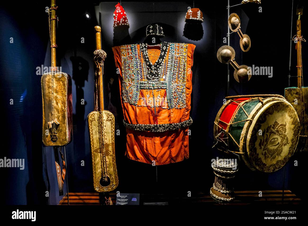 Dar JAkamai National Music Museum, Meknes, Marokko. Gnawa Instrumente und Kleidung Stockfoto