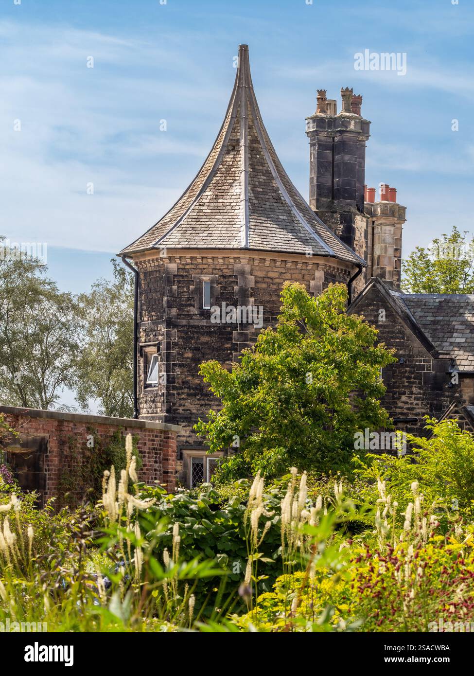 Garden Cottage mit konischem achteckigem Dach bei RHS Bridgewater in Salford. Stockfoto