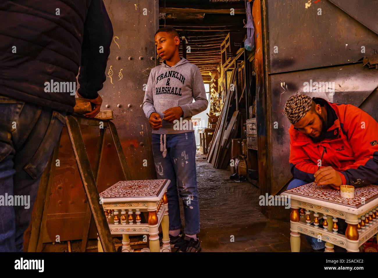 Kind in einer Werkstatt in Marrakesch, Marokko Stockfoto