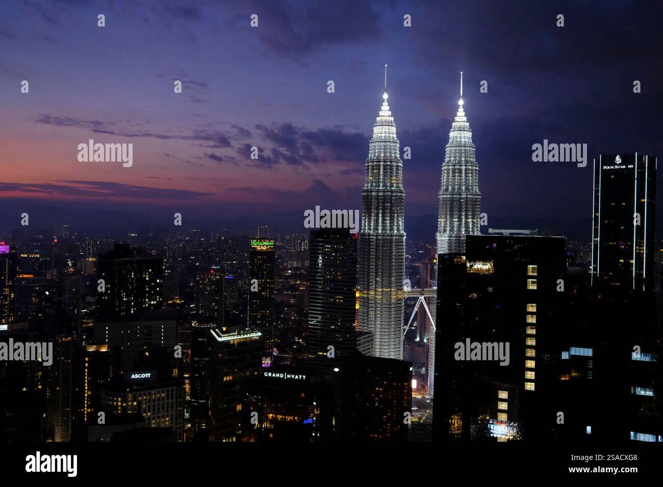 Petronas Twin Towers at Night, die berühmtesten zwei Wolkenkratzer in Kuala Lumpur. Malaysia, Asien. Stockfoto