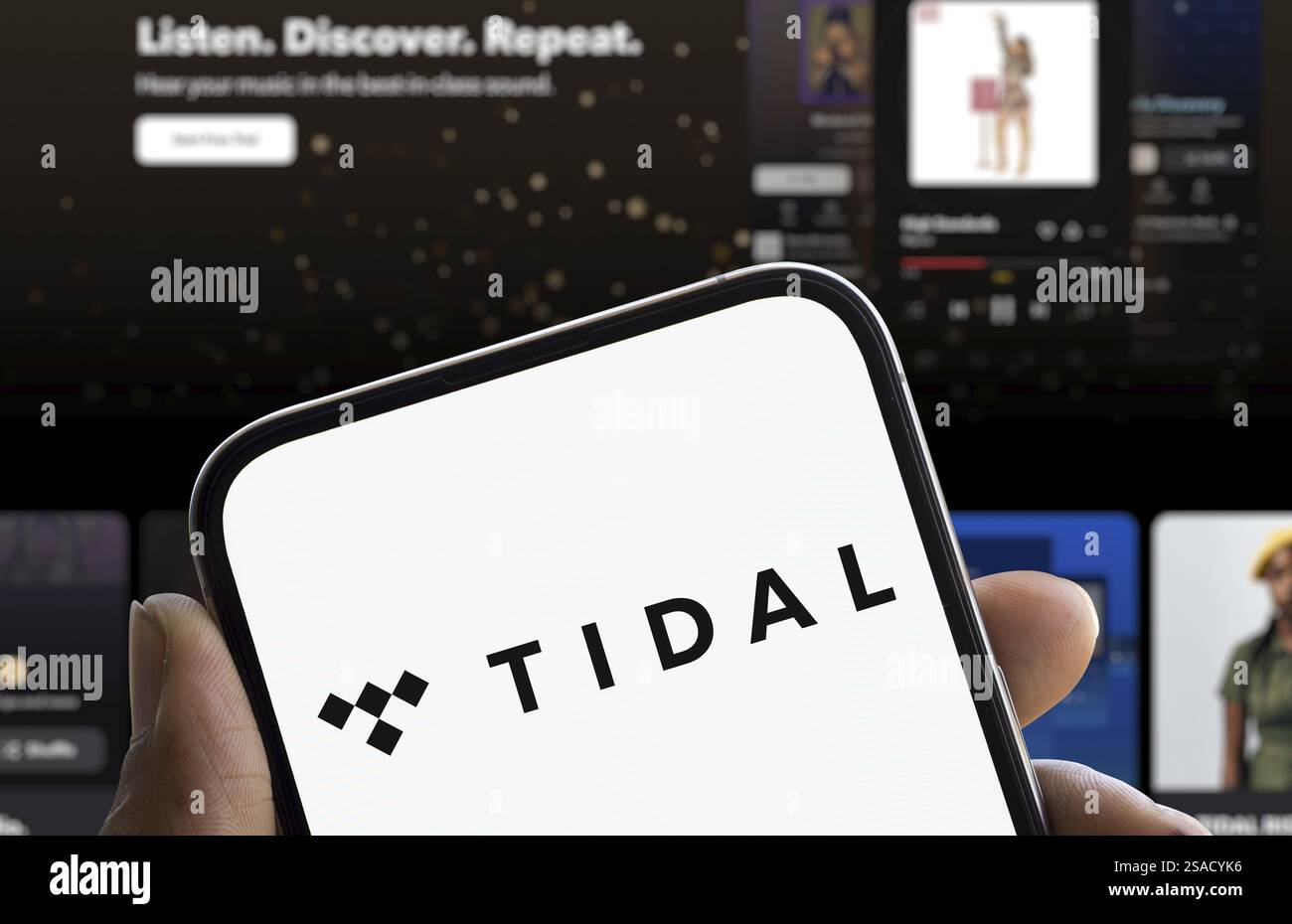 Das TIDAL-Logo wird auf dem Smartphone angezeigt. TIDAL ist ein norwegisches US-amerikanisches Musikstreaming-Unternehmen Stockfoto