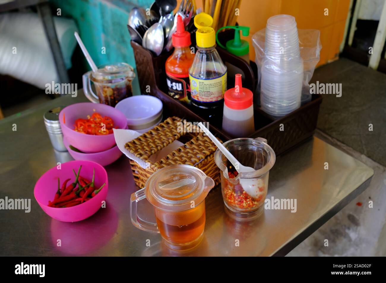 Verschiedene Saucen und Gewürze in einem Restaurant. Chlii und nuoc nam. Ho-Chi-Minh-Stadt. Vietnam. Stockfoto
