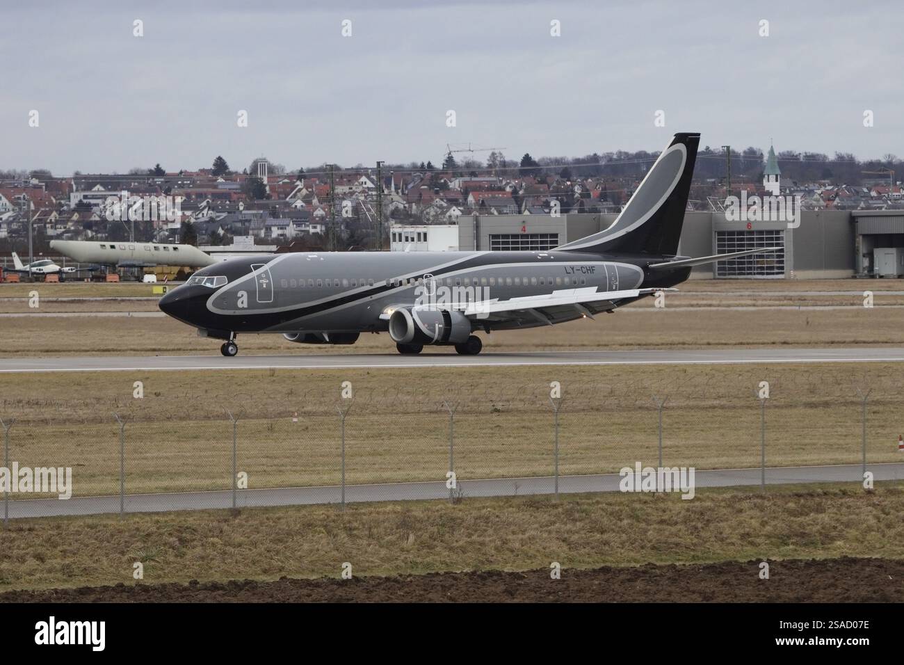 Die Pariser SG landete in einer Boeing 737 300 für das Champions-League-Spiel gegen den VfB Stuttgart am Flughafen Stuttgart Stockfoto