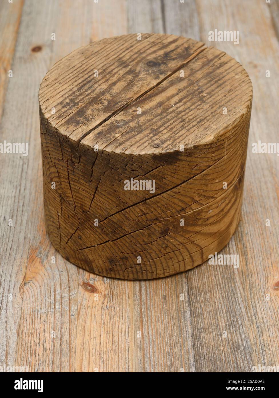 Alter Vintage Holzhutblock aus Rissholz mit ausgeprägter Textur auf Holztisch Stockfoto