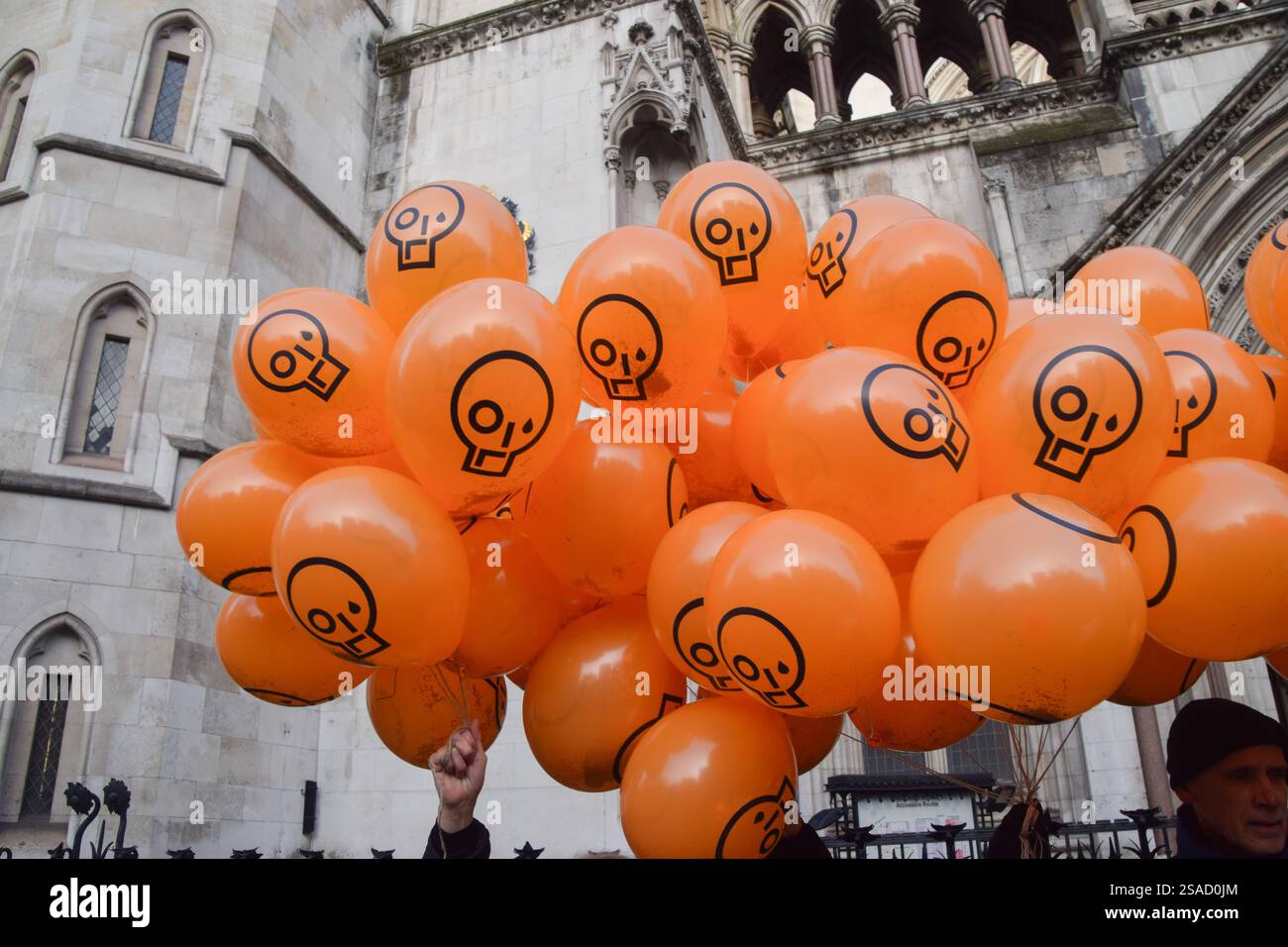 London, Großbritannien. Januar 2025. Just Stop Oil-Mitglieder halten Ballons mit dem JSO-Logo, während sich Demonstranten vor den königlichen Gerichten versammeln, um Just Stop Oil-Aktivisten zu unterstützen, die gegen ihre Verurteilungen Berufung einlegen. 16 Aktivisten, bekannt als „Lord Walney 16“, wurden wegen Klimaprotesten inhaftiert. Quelle: Vuk Valcic/Alamy Live News Stockfoto