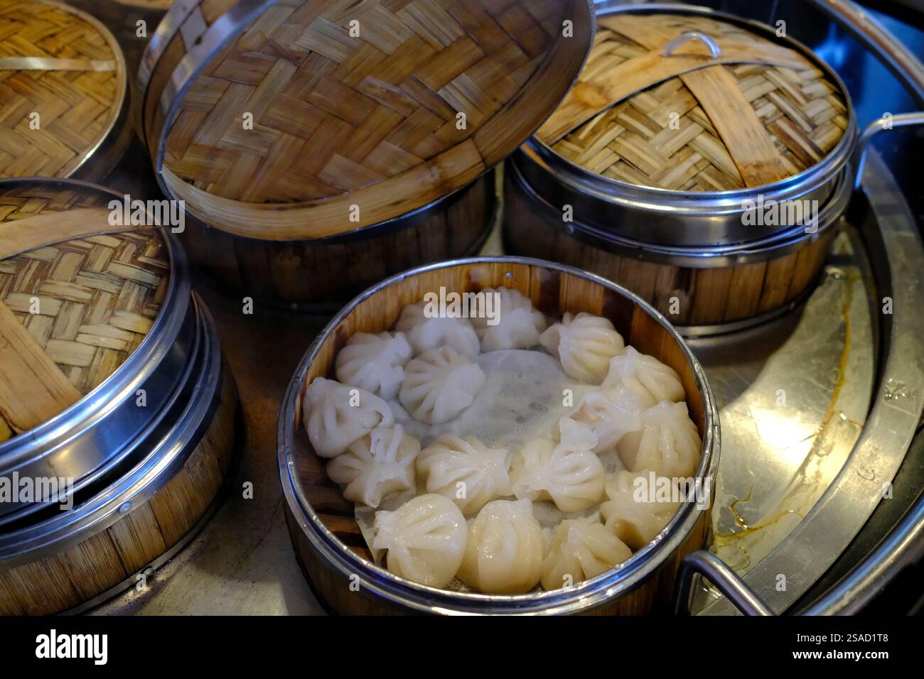 Dim Sum und Knödelbuffet in einem Restaurant. Dampfkörbe. Stockfoto