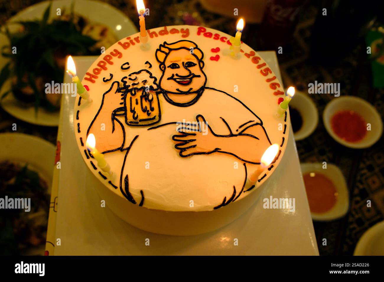 Geburtstagskuchen mit Kerzen. Alles Gute zum Geburtstag. Ca Mau. Vietnam. Stockfoto