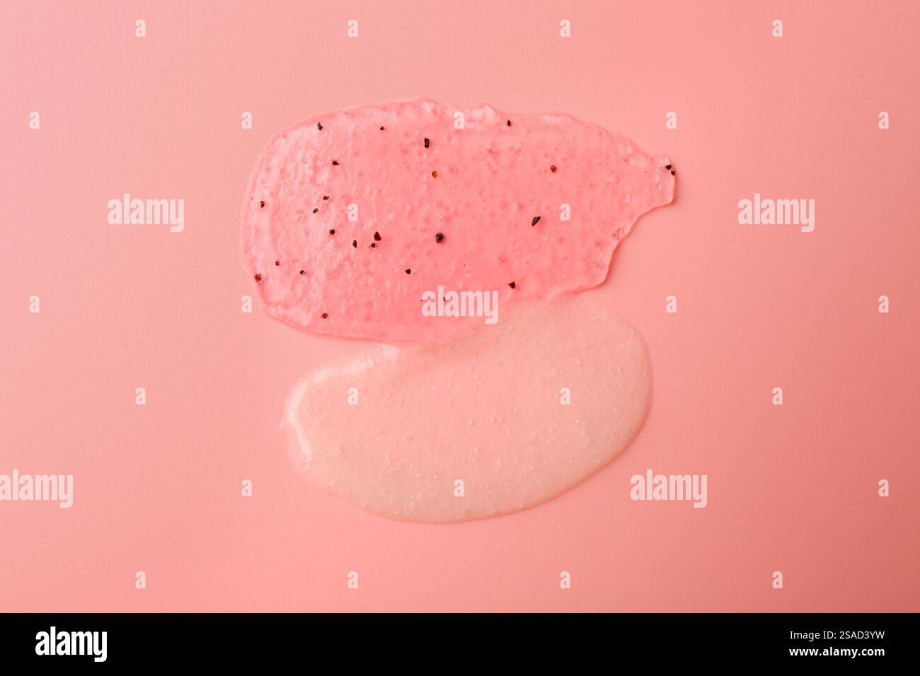 Abstriche von Körperpeelungen auf hellrosa Hintergrund, Draufsicht Stockfoto