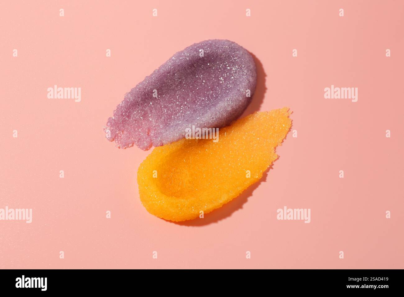 Abstriche von Körperpeelungen auf hellrosa Hintergrund, Draufsicht Stockfoto