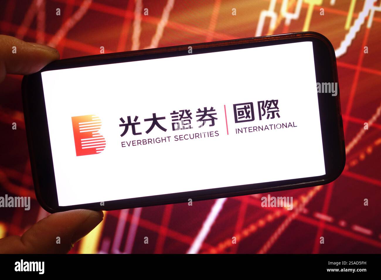 Polen. Januar 2025. In dieser Abbildung wird das Firmenlogo von Everbright Securities International auf einem Smartphone-Bildschirm angezeigt. (Credit Image: © Piotr SWAT/SOPA Images via ZUMA Press Wire) NUR REDAKTIONELLE VERWENDUNG! Nicht für kommerzielle ZWECKE! Stockfoto
