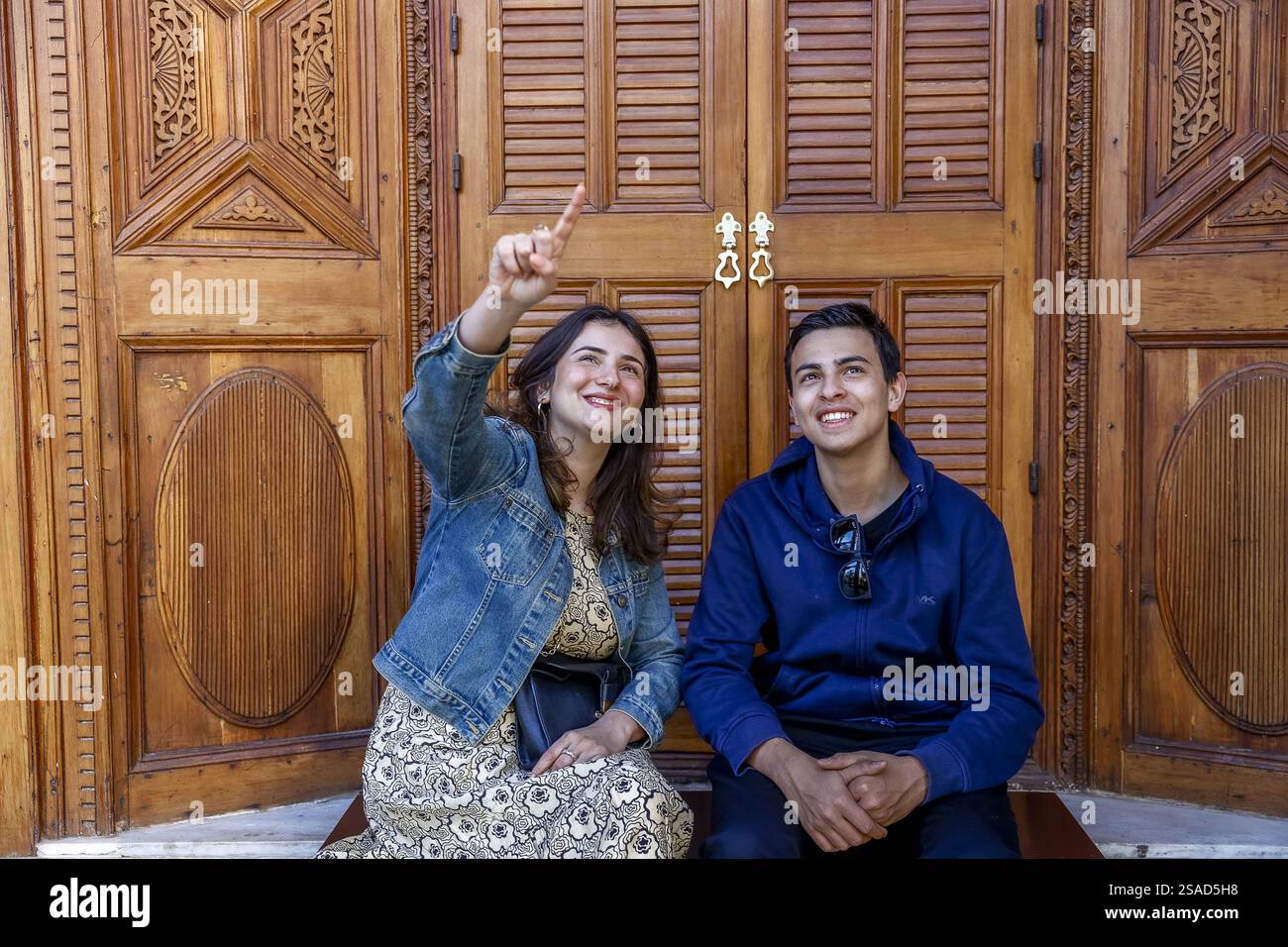 Junge europäische Besucher in einem Palast in Marrakesch, Marokko Stockfoto Junge europäische Besucher in einem Palast in Marrakesch, Marokko Stockfoto