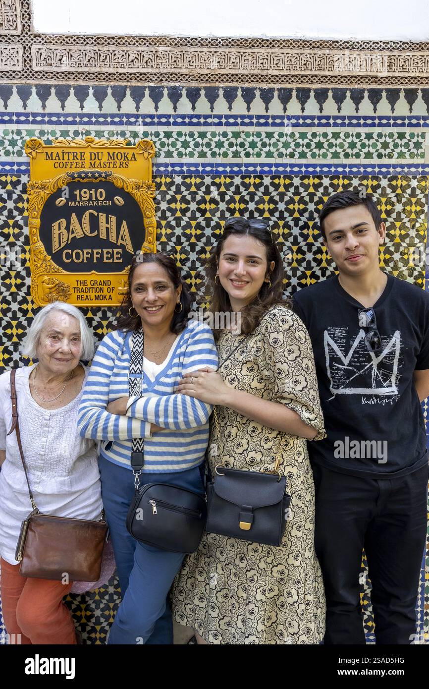 Die Familie steht in einem Palast in Marrakesch, Marokko Stockfoto