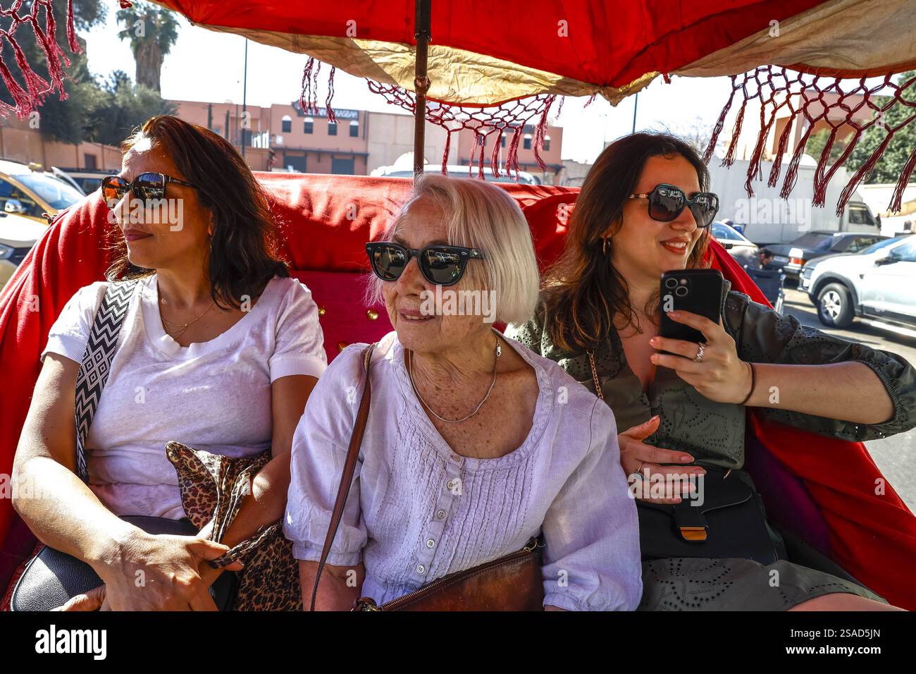 Touristen Sightseeing in einer Pferdekutsche in Marrakesch, Marokko Stockfoto Touristen Sightseeing in einer Pferdekutsche in Marrakesch, Marokko Stockfoto