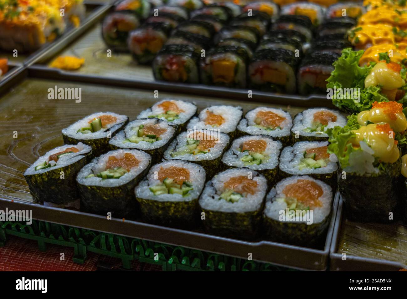 Sushi-Brötchen mit Lachs und Gurke. Stockfoto