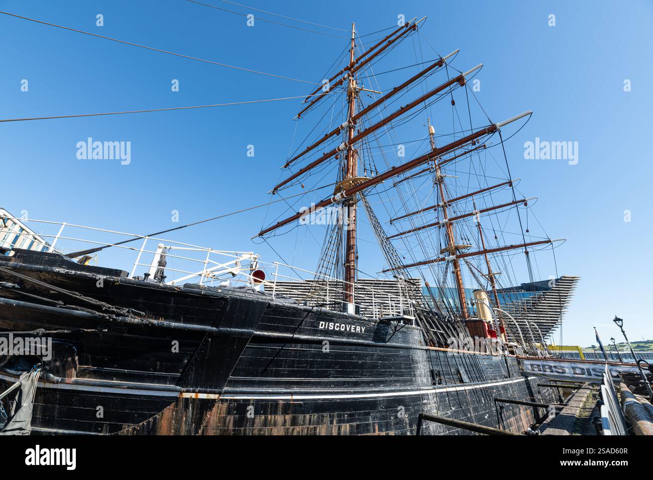 RRS Discovery Barque-gesteuertes Hilfsdampfschiff Museum Schiff im Trockendock, Dundee, Angus Schottland Stockfoto