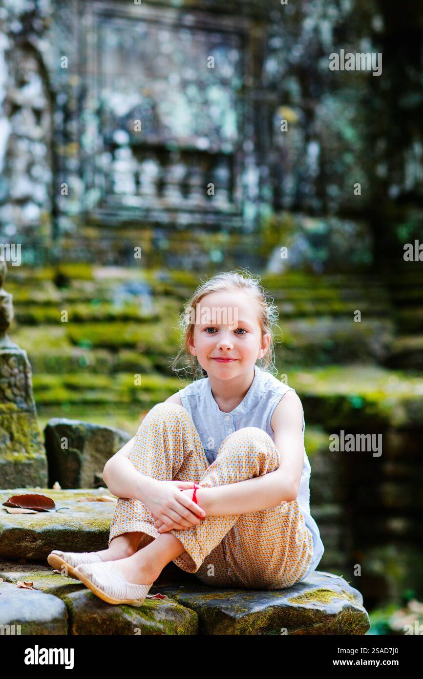 Kleine Mädchen in den alten Tempel Angkor Wat, Siem Reap, Kambodscha Stockfoto