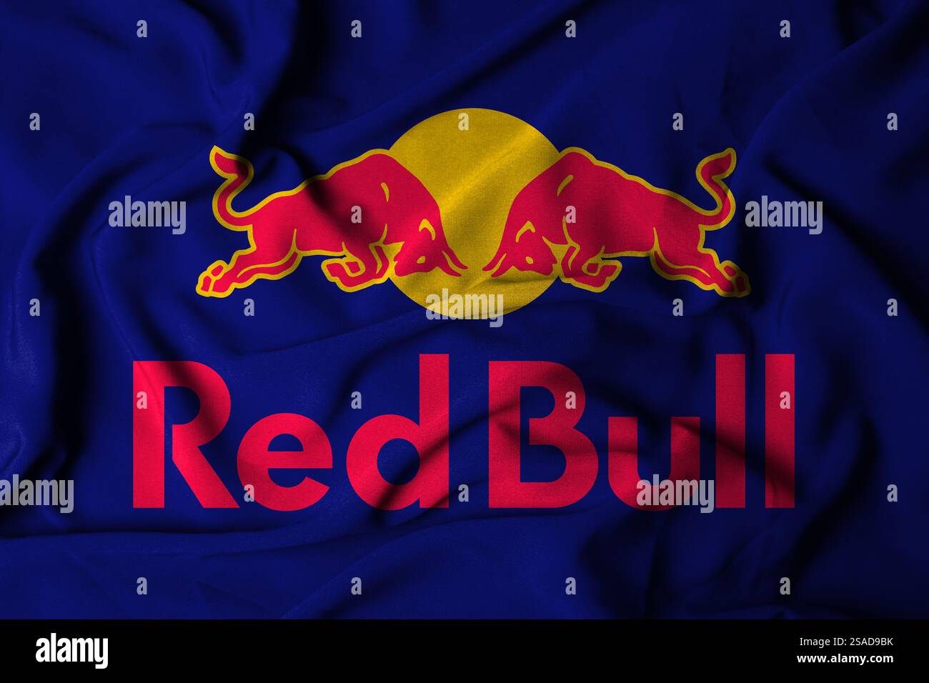 Pringsewu, Lampung; 30. Januar 2025; die Textur des Fahnentauchs mit dem Logo des Unternehmens Redbull ist eine Energy Drink Marke der Red Bull GmbH von Stockfoto
