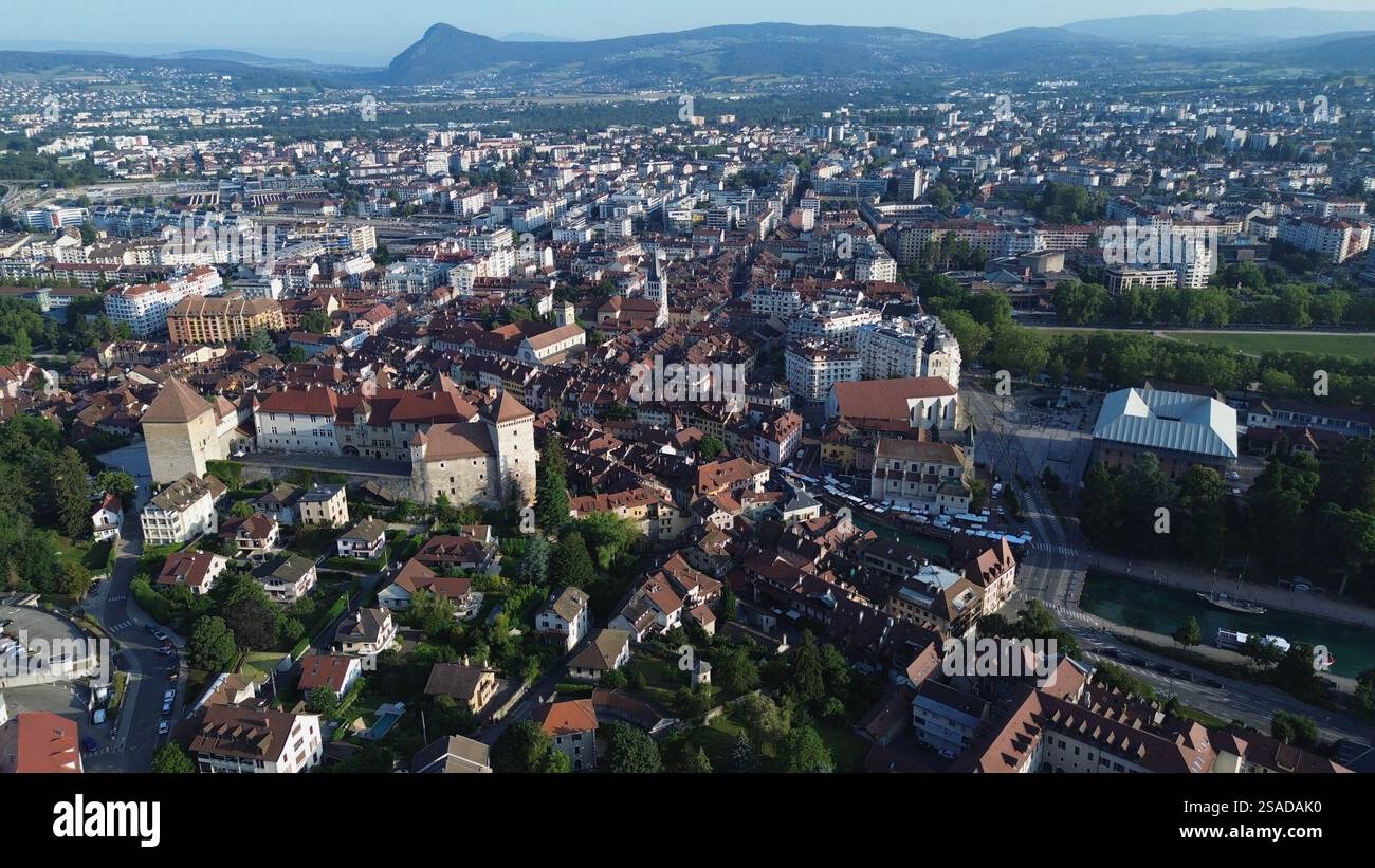 Drohnenaufnahme von Annecy, Frankreich, einer malerischen historischen Alpenstadt, die sich entlang der unberührten blauen Ufer des Lac d'Annecy erstreckt Stockfoto