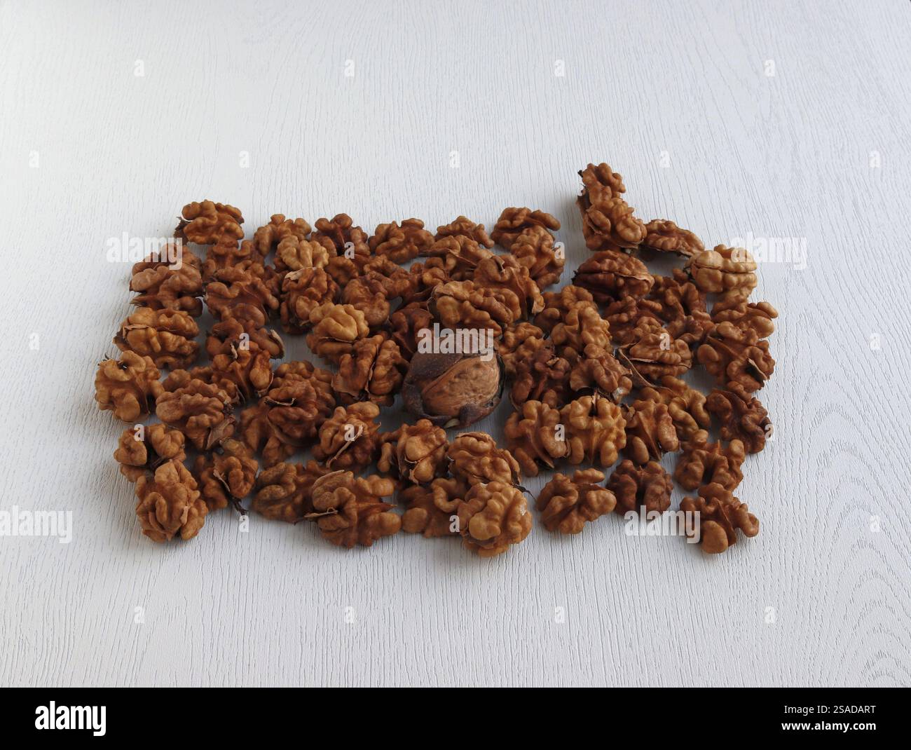Ganze Walnusskerne mit Membranen ohne Schale. Juglans regia Stockfoto