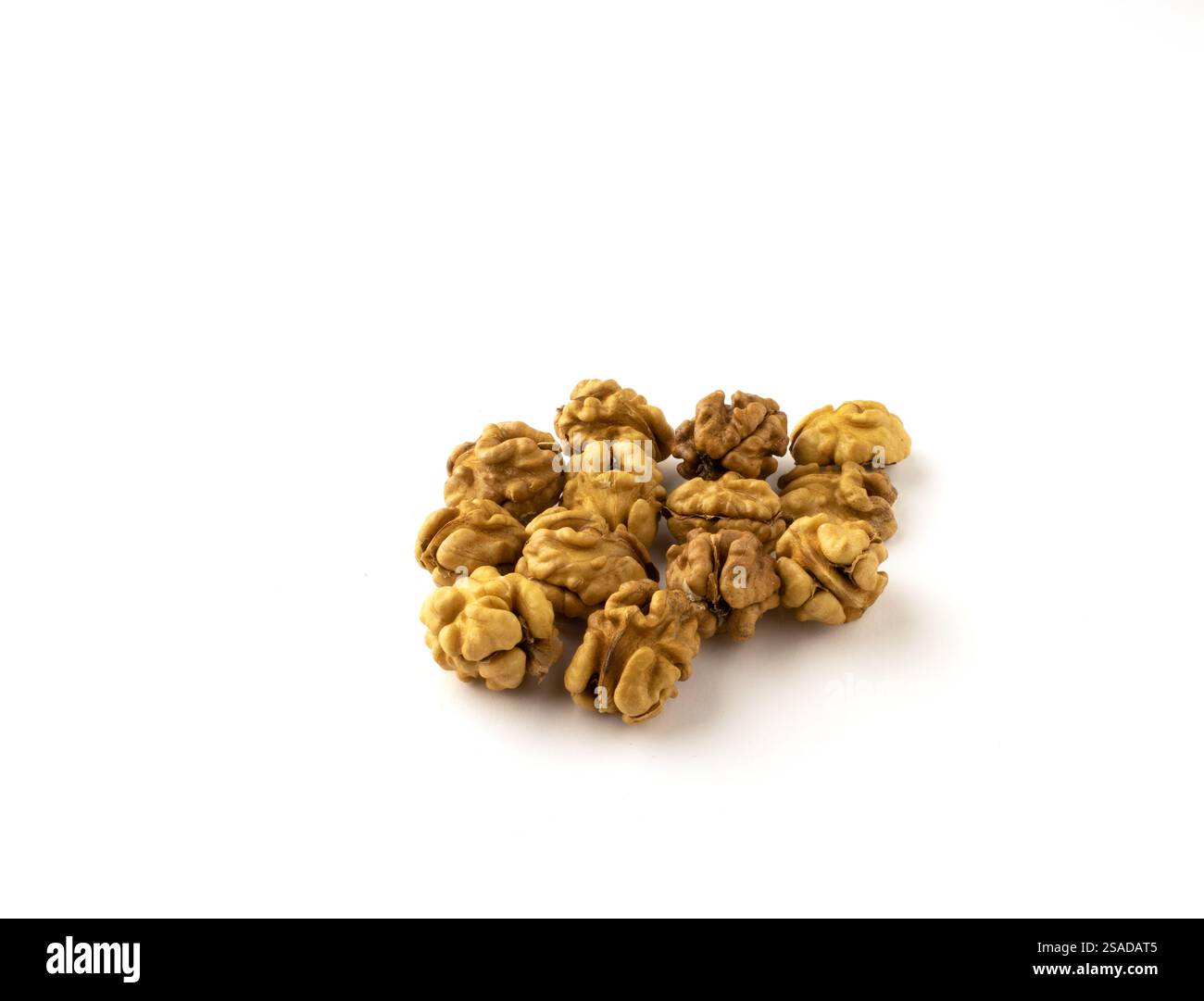 Ganze Walnusskerne auf weißem Hintergrund. Stockfoto