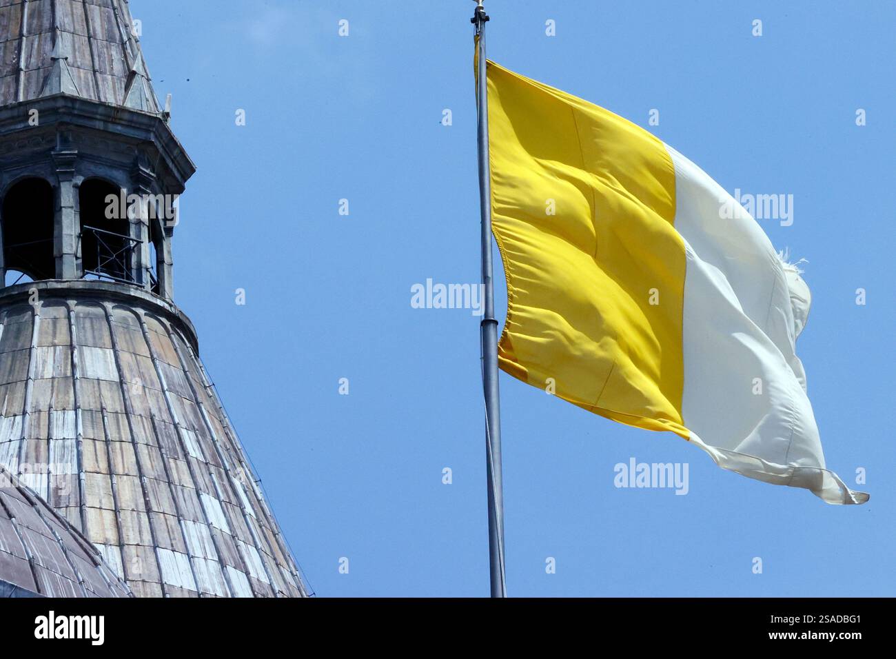 Basilika des Heiligen Antonius von Padua. Die Westfassade. Vatikanflagge. Padua. Italien. Stockfoto