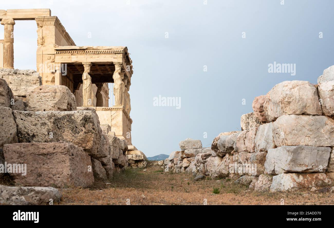 Das Erechtheion und die Veranda der Karyatiden ist ein altgriechischer ionischer Tempel in Akropolis, Athen, der Göttin Athena gewidmet ist. Stockfoto